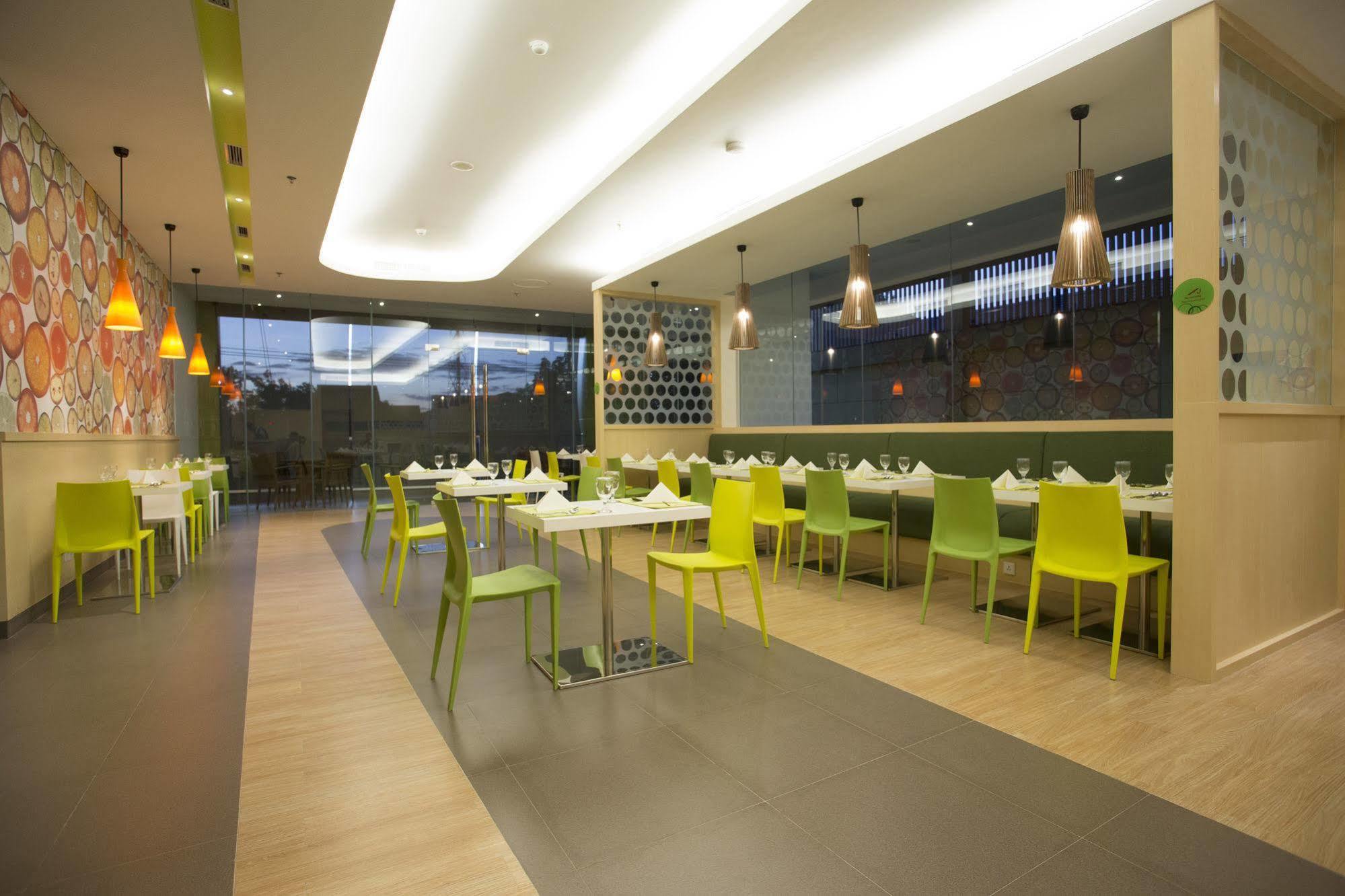 Zest Jemursari By Swiss-Belhotel International Surabaya Kültér fotó